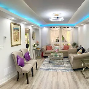Super Luxury Family - 3 Bedrooms, 1 Full Bathroom And 1 Half Washroom With Free Parking, Wifi, Netflix Holiday home